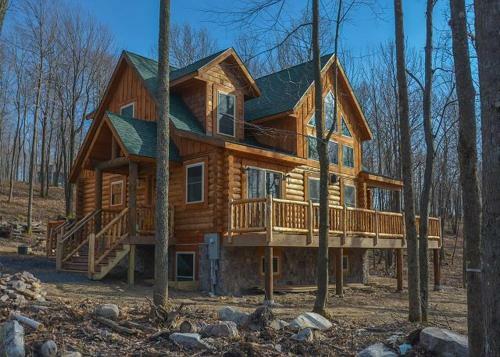 Big Log Lodge Four-bedroom Holiday Home