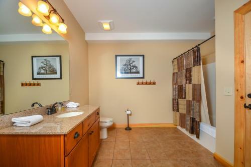 Cozy Bear Chalet Four-bedroom Holiday Home