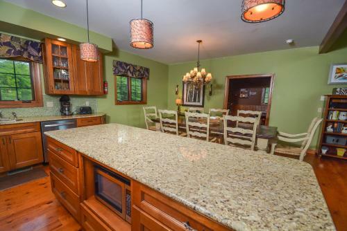 Mountainlair Five-bedroom Holiday Home