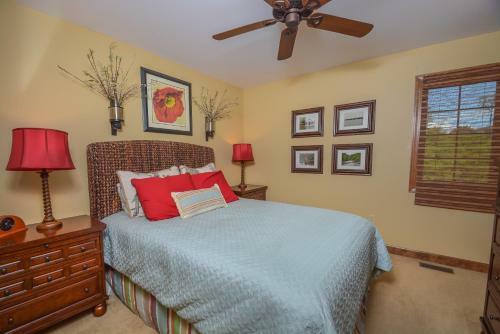 Mountainlair Five-bedroom Holiday Home