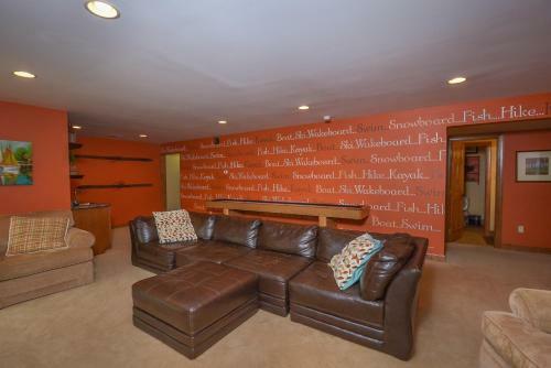 Mountainlair Five-bedroom Holiday Home