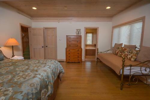 Steden Court Eight-bedroom Holiday Home