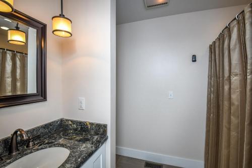 Lake Stone Manor Five-bedroom Holiday Home