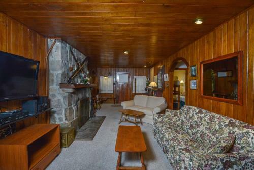 Simpson's Sanctuary Three-bedroom Holiday Home
