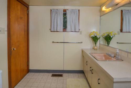 Simpson's Sanctuary Three-bedroom Holiday Home