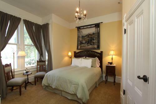 Hennessey House Bed And Breakfast