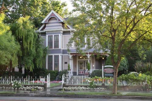 Hennessey House Bed And Breakfast