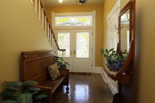 Hennessey House Bed And Breakfast