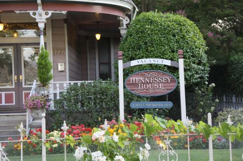 Hennessey House Bed And Breakfast