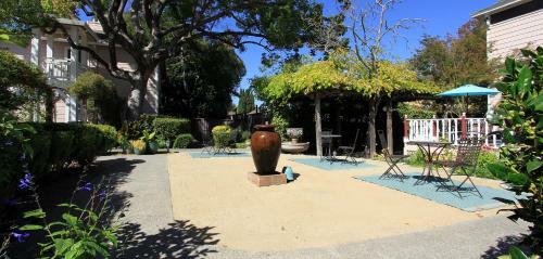 Hennessey House Bed And Breakfast