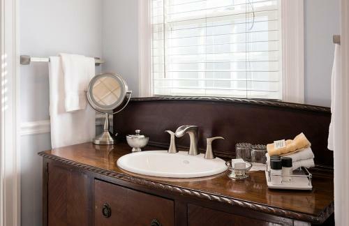 Bed & Breakfast 1801 First Luxury Inn