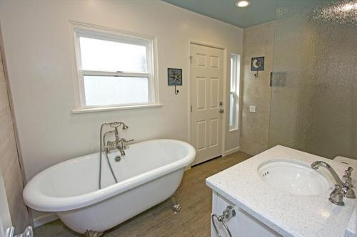 1101 W Bay Ave (68215)