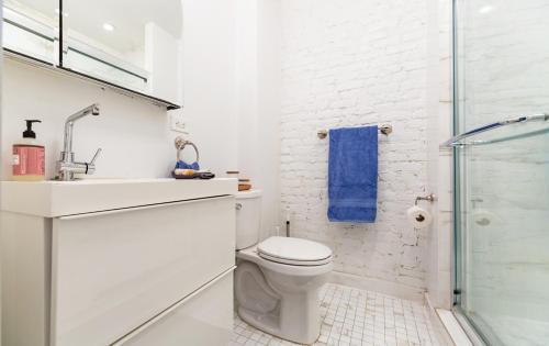 Prime Soho Apartment With Private Backyard