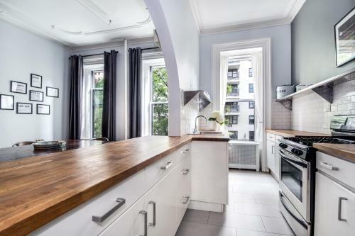 8 Bedroom Midtown Townhouse- Sleeps 16
