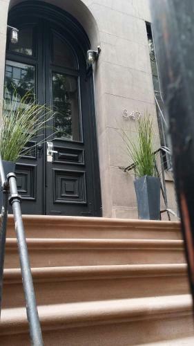8 Bedroom Midtown Townhouse- Sleeps 16