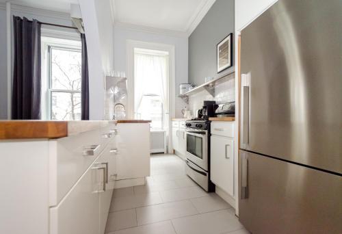8 Bedroom Midtown Townhouse- Sleeps 16