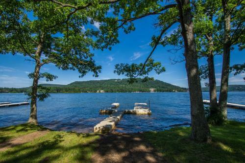 Lakeside Vista Four-bedroom Holiday Home