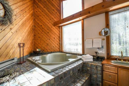 Lakeside Vista Four-bedroom Holiday Home