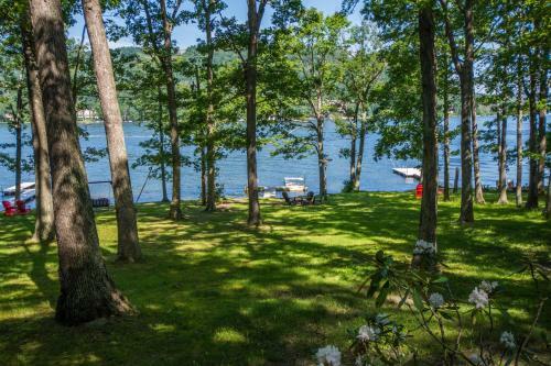 Lakeside Vista Four-bedroom Holiday Home