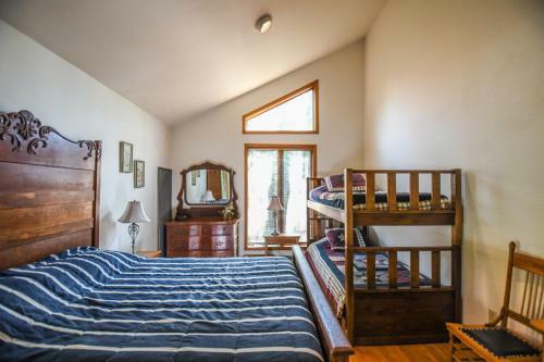 Lakeside Vista Four-bedroom Holiday Home