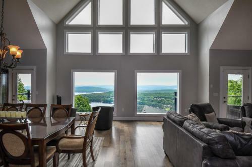 La Bella Vita Five-bedroom Holiday Home