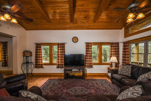 Happy Trails Three-bedroom Holiday Home