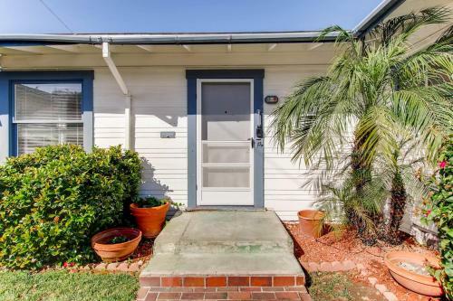 9 Blocks To The Beach From This Beautiful Beach Bungalow