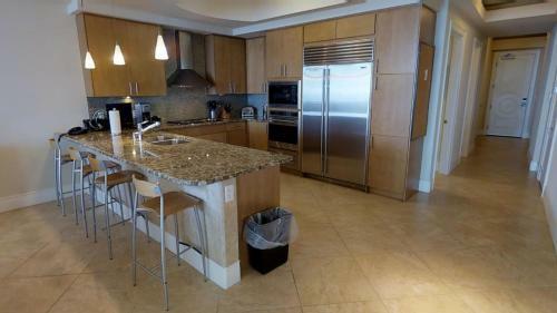 Turquoise Place D1706