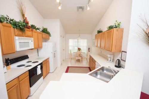 Henry's Rolling Hills Villa - Four Bedroom Home