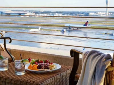Hotel Renaissance Concourse Atlanta Airport