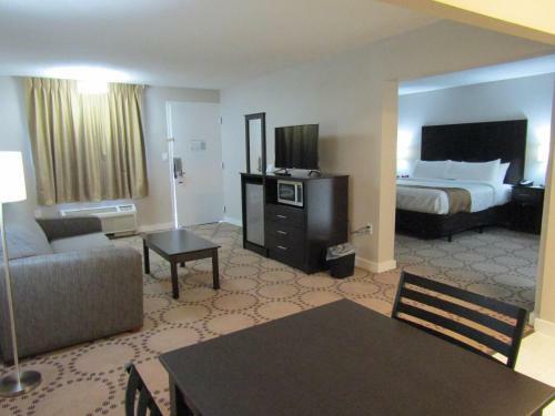 Hotel Quality Inn & Suites By The Lake