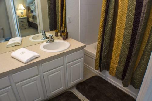 Neil's Windsor Hills Townhouse - Three Bedroom Home