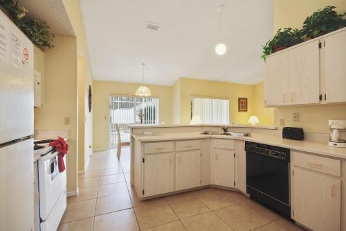3 Bedroom 2 Bath Pool Home Minutes To Disney (2157)