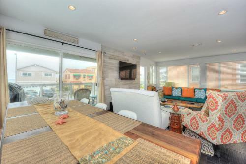 2402o - 875413 Modern Silverstrand Oasis