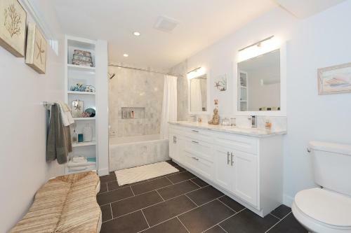 2402o - 875413 Modern Silverstrand Oasis