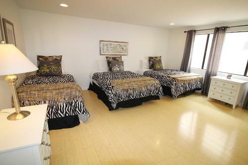3612o - 499025 Hollywood Beach Inboard Home