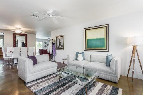 Palm Springs Home Close To Downtown