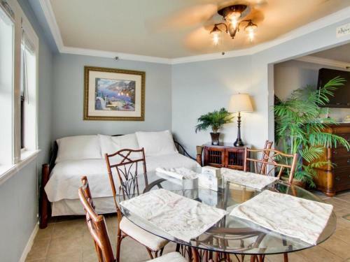 The Inn At St. Thomas Square #1208a