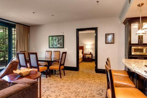 Apartamento 2100 Frostwood Drive Condo