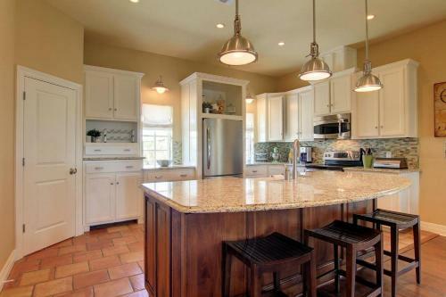 Cinnamon Shore- The Sunflower 163 Be