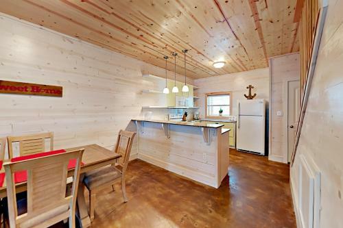The Commons 402 - Three Bedroom Townhome