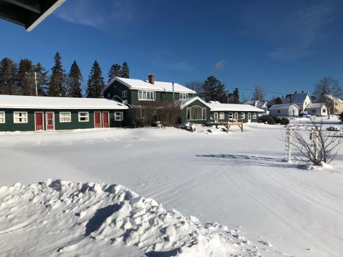 Town & Lake Motel & Cottages