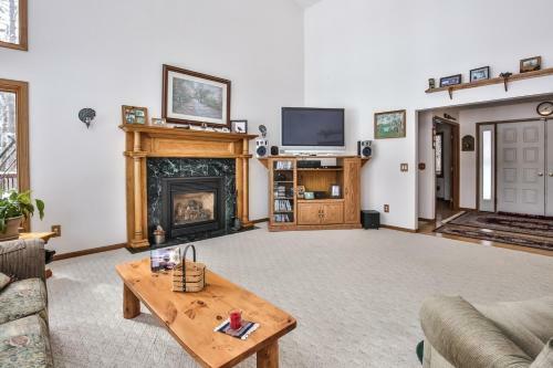 Pickerel Point Executive Home - Hiller Vacation Homes Home