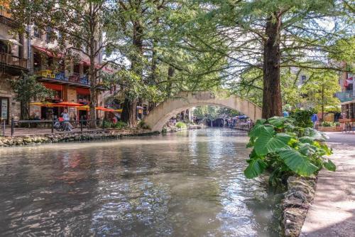 Apartamento Best Location Near Riverwalk! 1br Apt W/ Parking