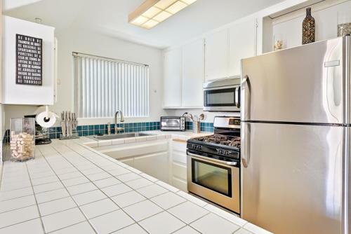 #725 - Beach And Bay Getaway Two-bedroom Apartment