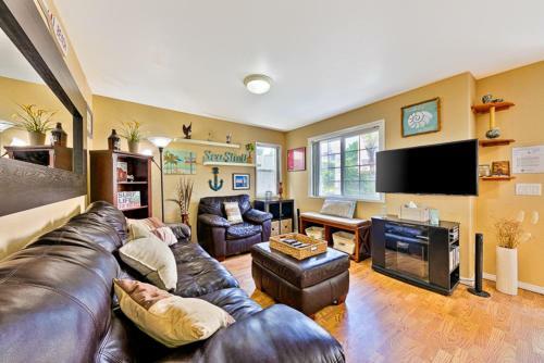 #725 - Beach And Bay Getaway Two-bedroom Apartment