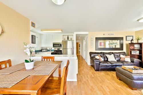 #725 - Beach And Bay Getaway Two-bedroom Apartment