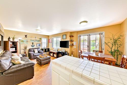 #725 - Beach And Bay Getaway Two-bedroom Apartment