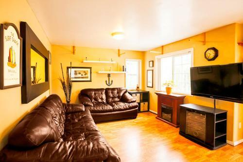 #725 - Beach And Bay Getaway Two-bedroom Apartment