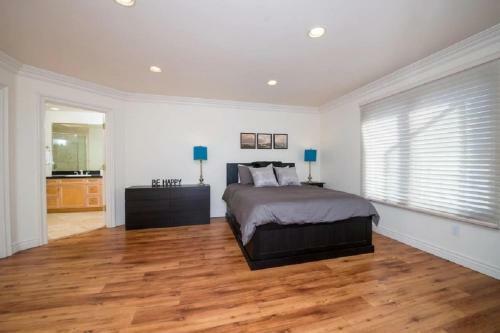Immaculate Triplex Home Steps To Windansea Beach!